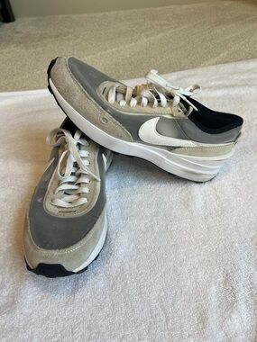 Nike Mens Waffle Gray and White Runner Sneakers